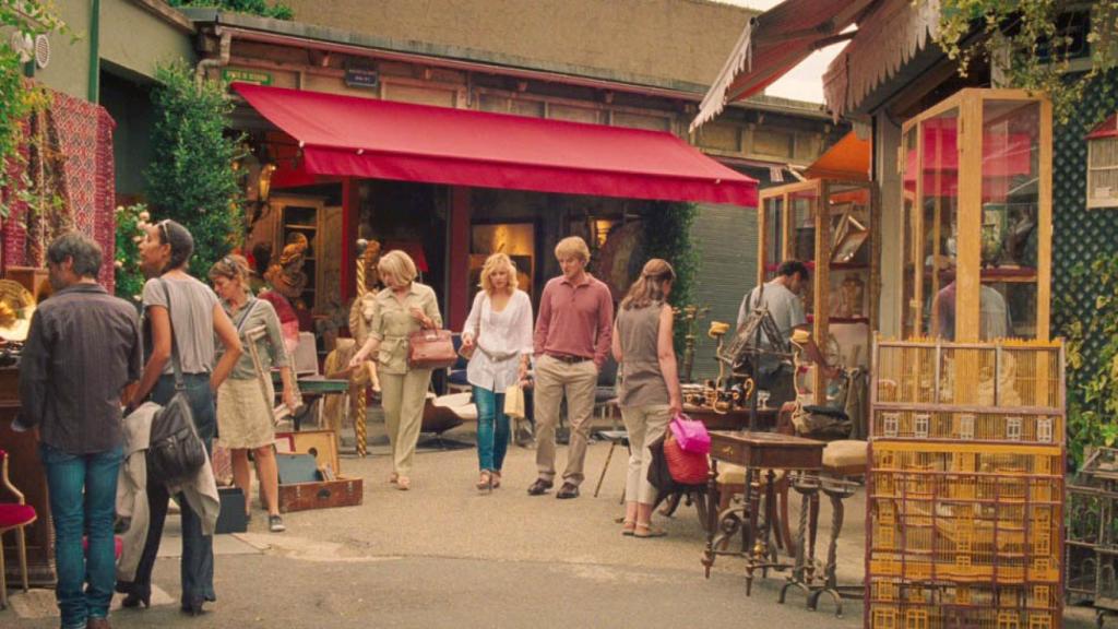 Los mercadillos de antigüedades se presentan como lugares perfectos para pasar miles de horas. | Foto: escena de la película Midnight in Paris, (2011).
