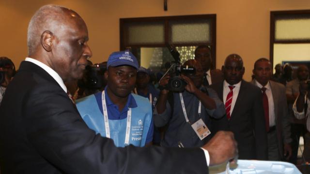 José Eduardo dos Santos votando.