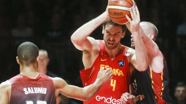 Pau Gasol, ante un dos contra uno belga en la pintura.