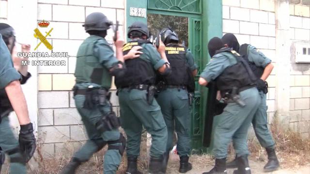 Momento en el que la Guardia Civil irrumpe en uno de los inmuebles.