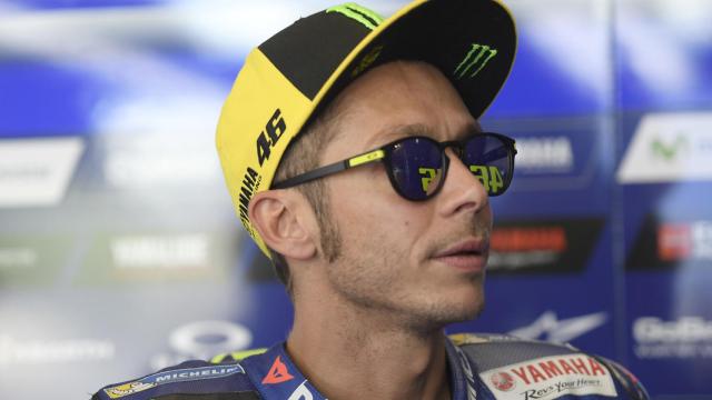 Valentino Rossi espera en el box de Yamaha, en una cita de esta temporada.