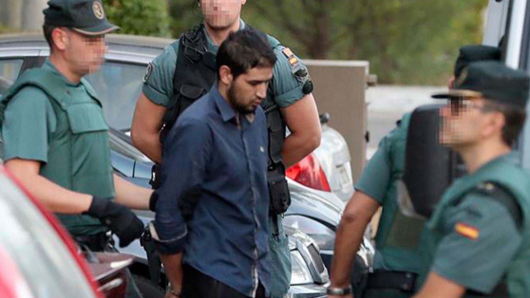 Uno de los implicados en el momento de su detención.