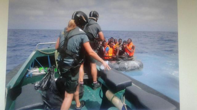 Guardia Civil rescata 30 inmigrantes en patera.