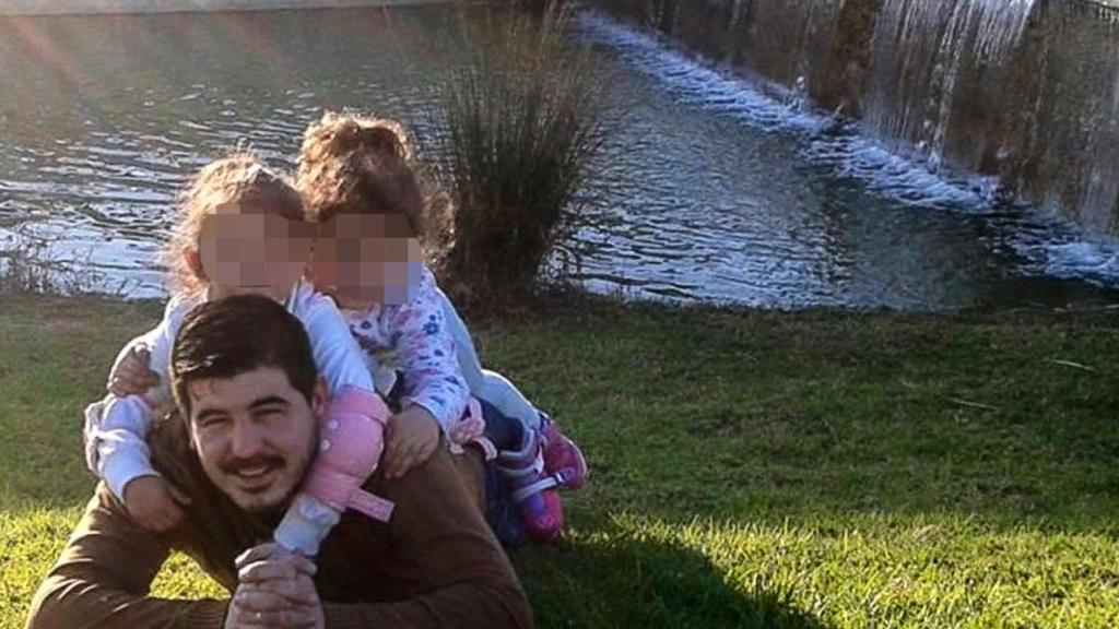 José Luis, 'El chino', junto a sus dos hijas mayores, huérfanas de madre después de que Rocío muriese el domingo decapitada