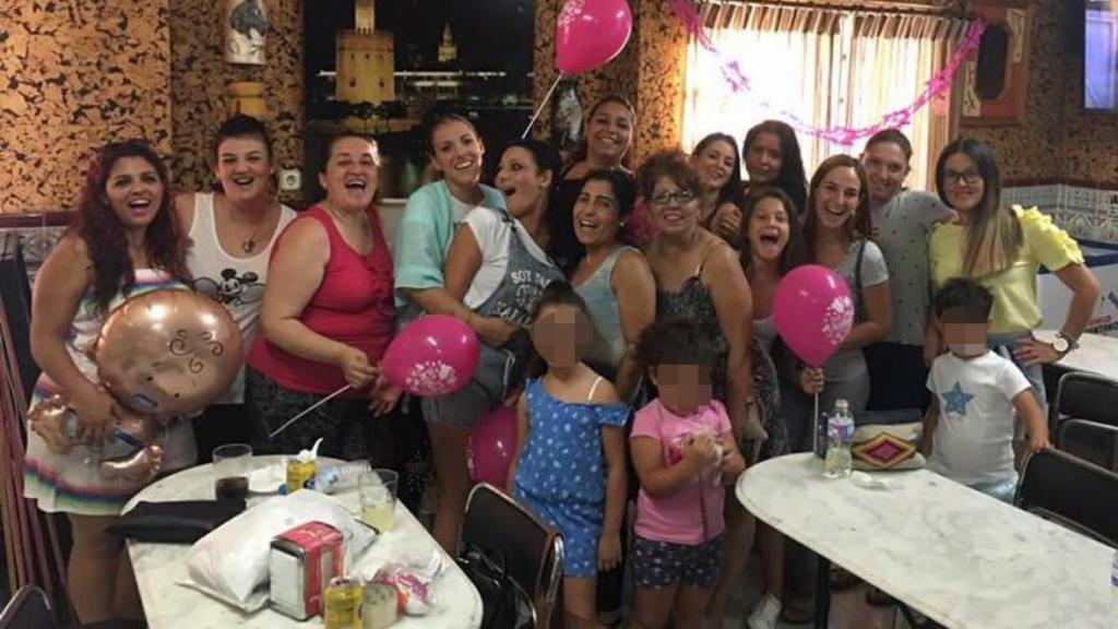Fiesta organizada por la 'Chupipandi' días antes de que Rocío Cortés (a la izquierda) diese a luz a su tercera hija antes de morir