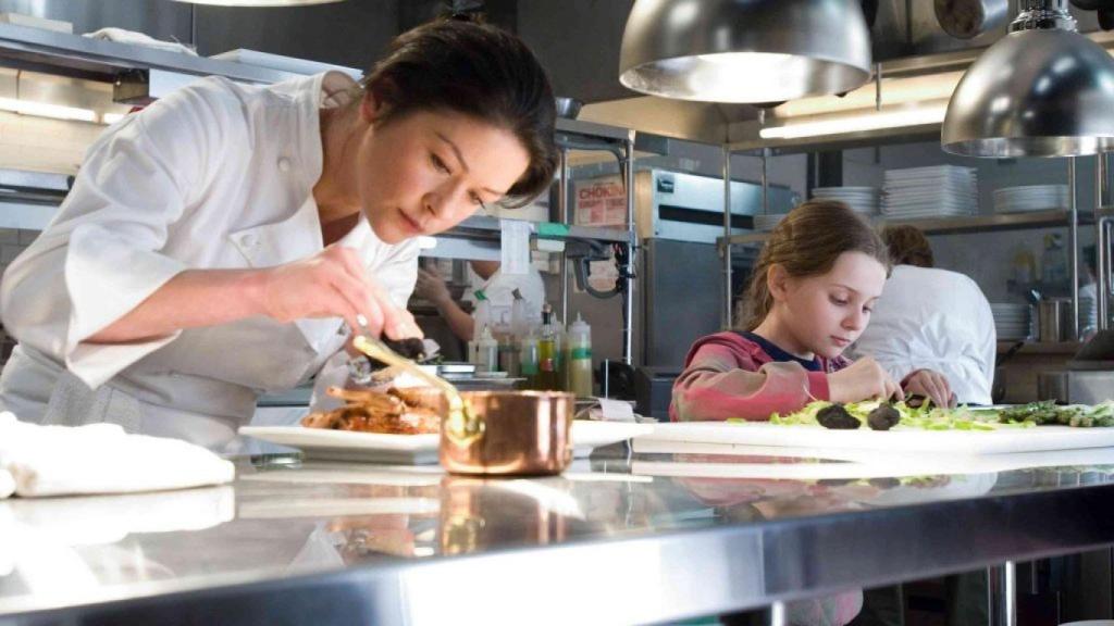 Escena de la película Sin reservas (2007).