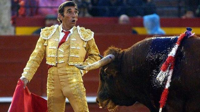 Dámaso González durante una faena.