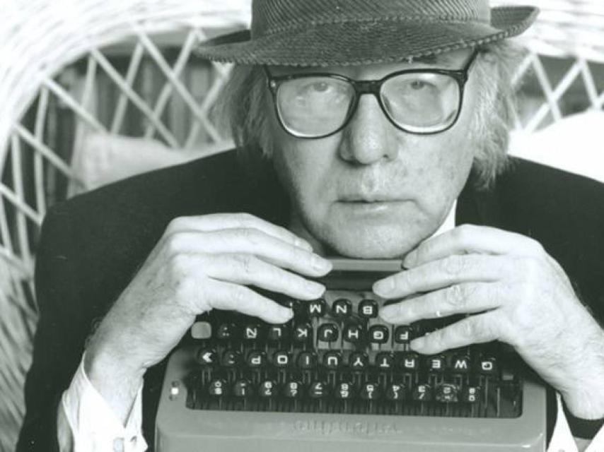 Francisco Umbral con la Olivetti con la que escribió esta carta a Pedro J. Ramírez.