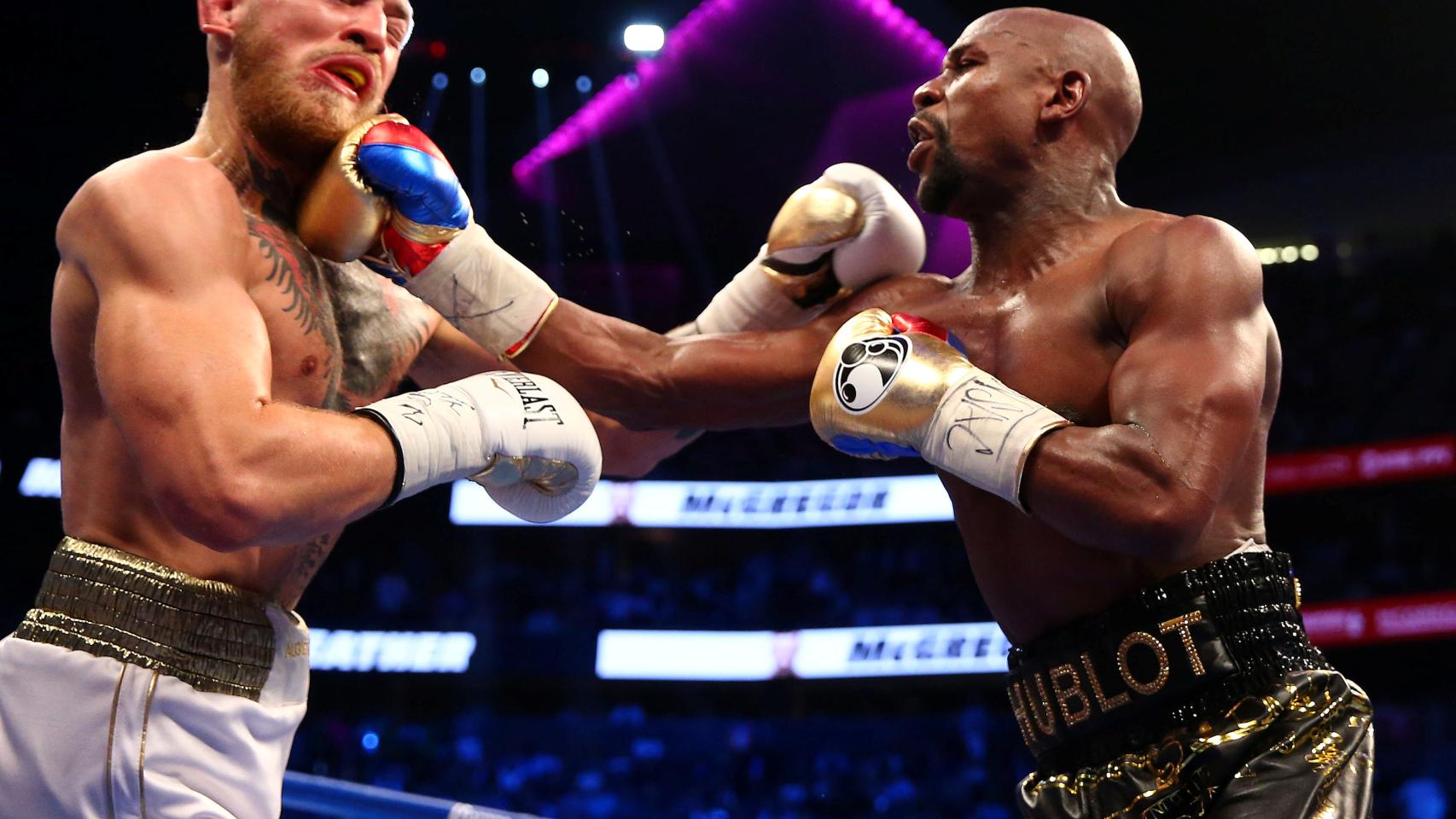 Mayweather y McGregor durante el combate en Las Vegas
