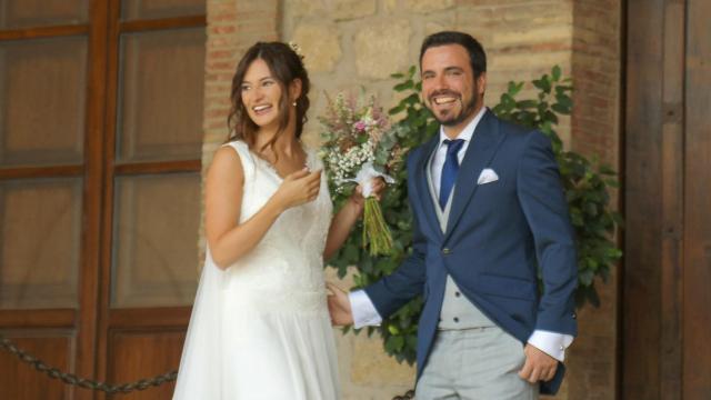Alberto Garzón y Anna Ruiz, a las puertas de las Bodegas Riojanas donde transcurrió la ceremonia.