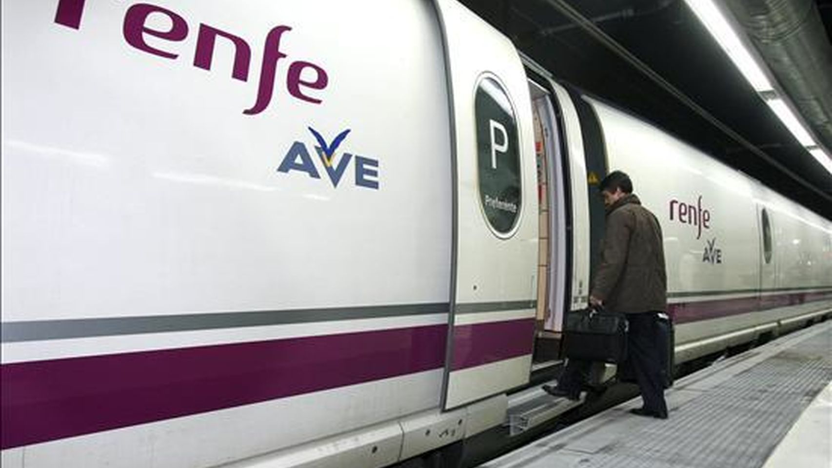 Un pasajero sube a un tren de Alta Velocidad.