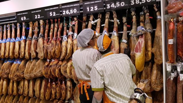 Sección de jamón en un supermercado de Mercadona.