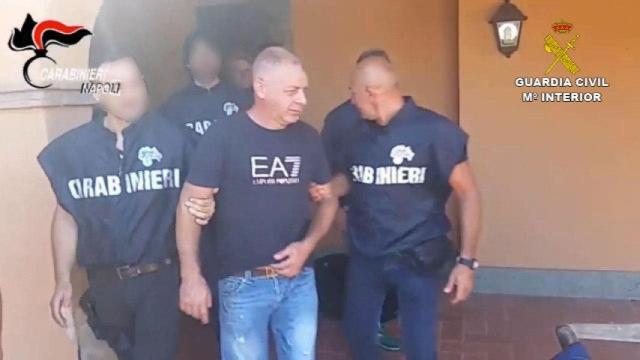 Giuseppe Simioli, alias Peruociolo, escoltado por dos agentes.