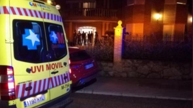Ambulancia a la entrada de la casa.