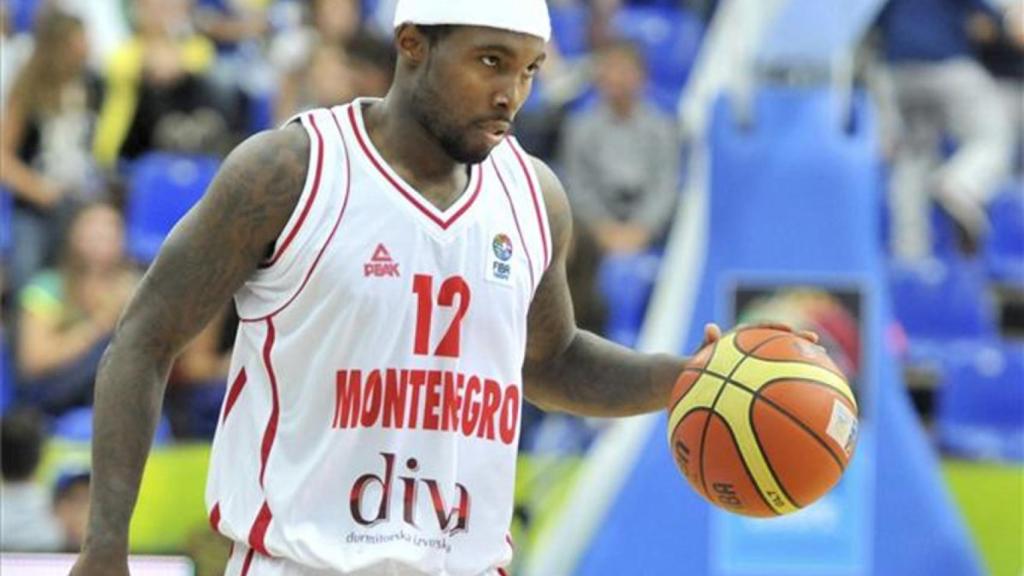 Tyrese Rice en un partido con Montenegro.