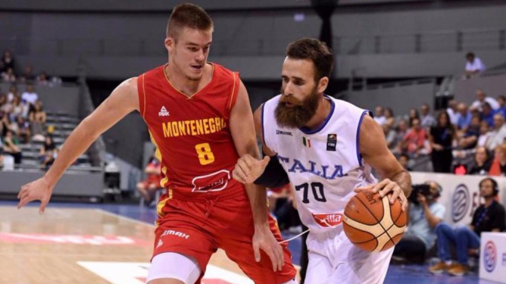 Dino Radoncic en un partido contra Italia.