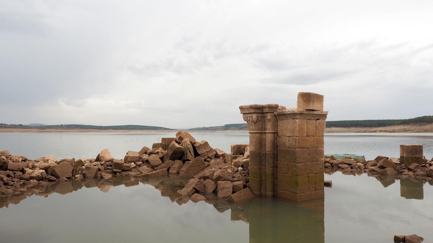La iglesia de Zalima ha emergido con la sequía del pantano de Aguilar de Campoo.