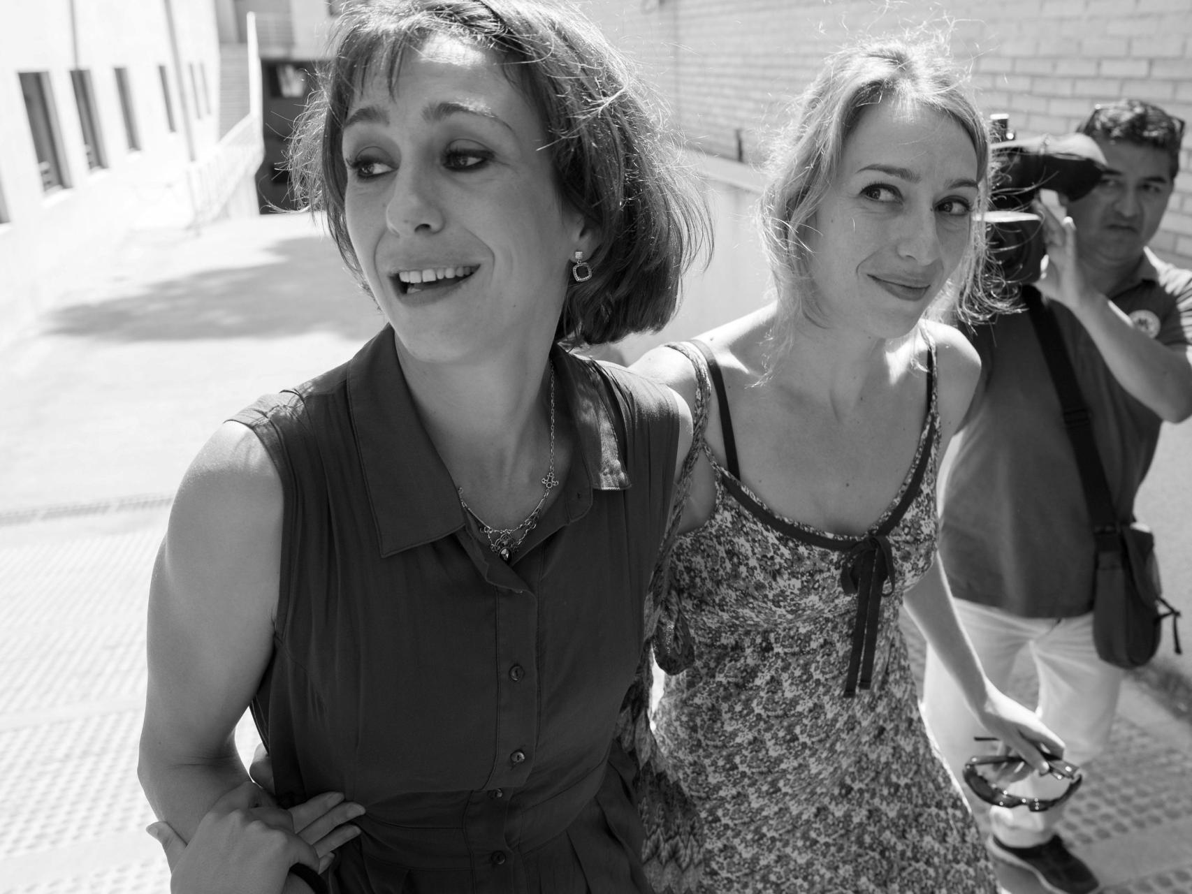 Juana Rivas (izquierda) junto a su hermana.