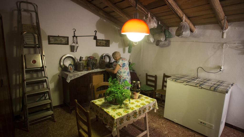 En la planta superior de su domicilio conserva una botella con la primera mezcla del elixir para las quemaduras.