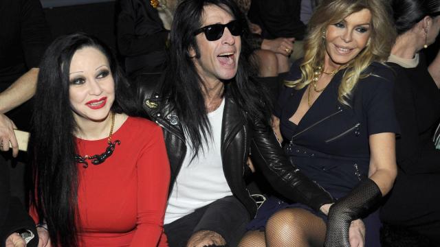 Bibiana Fernández, Alaska y Mario Vaquerizo en la pasarela Cibeles.