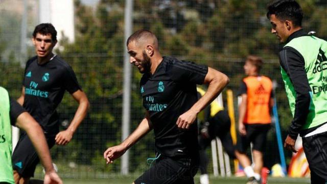Benzema conduce el balón