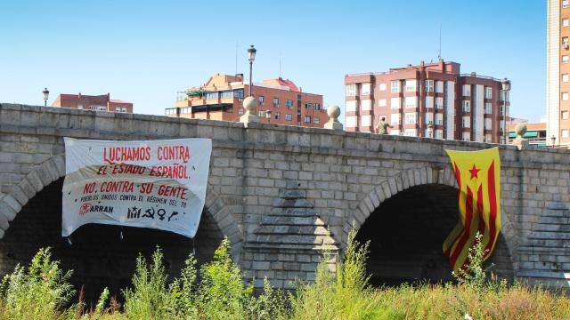 La pancarta y la estelada desplegadas por Arran en el Puente de Segovia de Madrid.