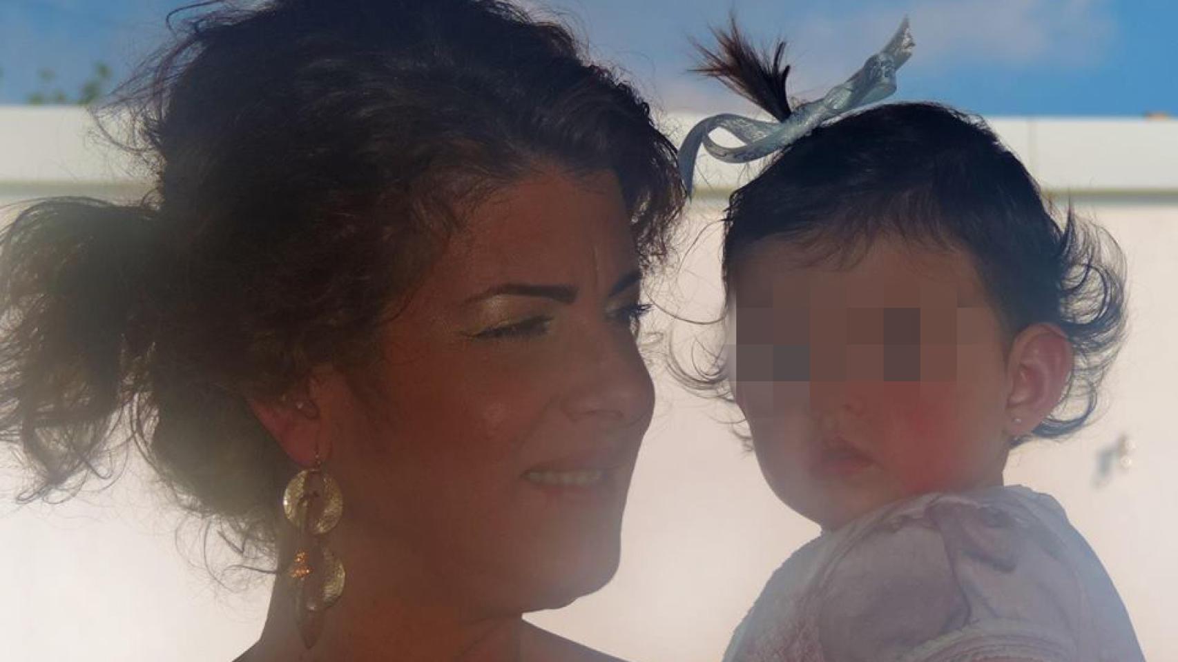 Carmen Palomino con una de sus hijas en brazos.