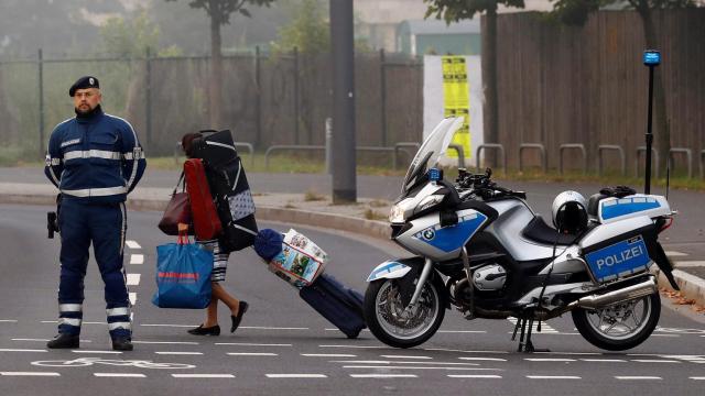 Un policía vigila la evacuación.