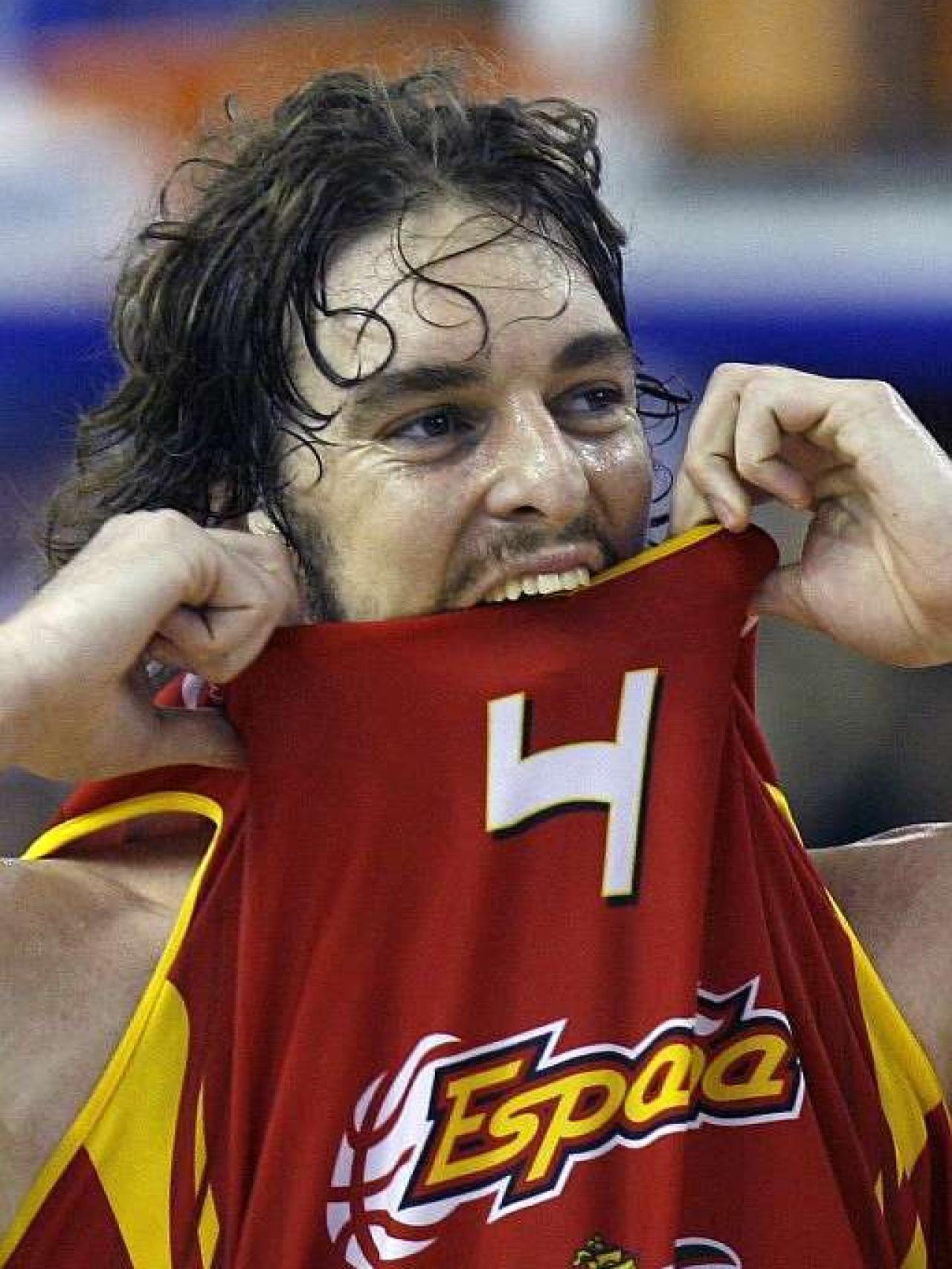 Pau Gasol rabioso tras la derrota ante Croacia en 2007.