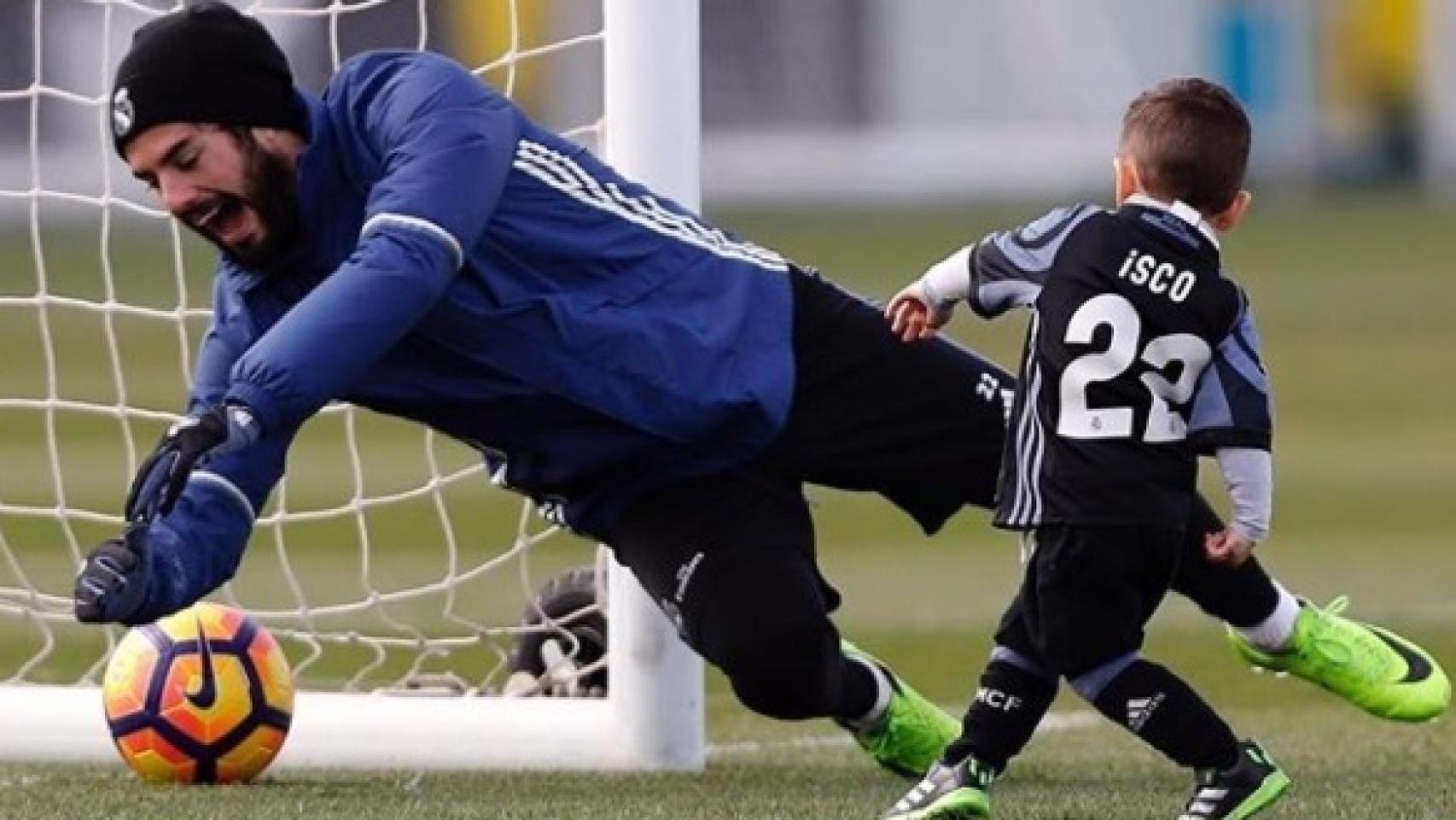 El deportista se divierte junto a su hijo Francisco en una imagen de lo más tierna.