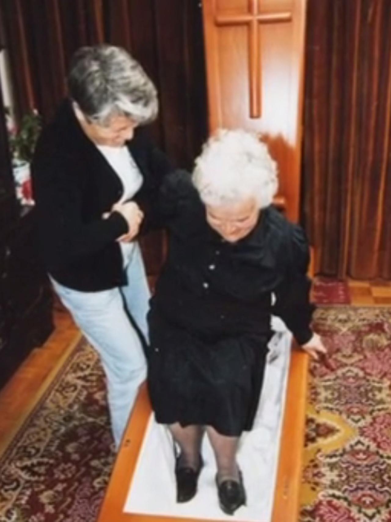 Fina de Rivera entrando en el ataúd que pidió que le hicieran antes de morirse.