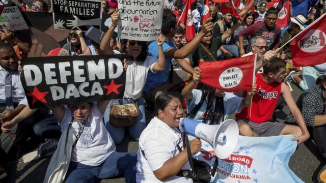 Manifestantes participan en una marcha contra la eliminación del programa DACA
