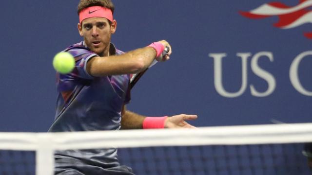 Del Potro, golpeando una derecha ante Federer.