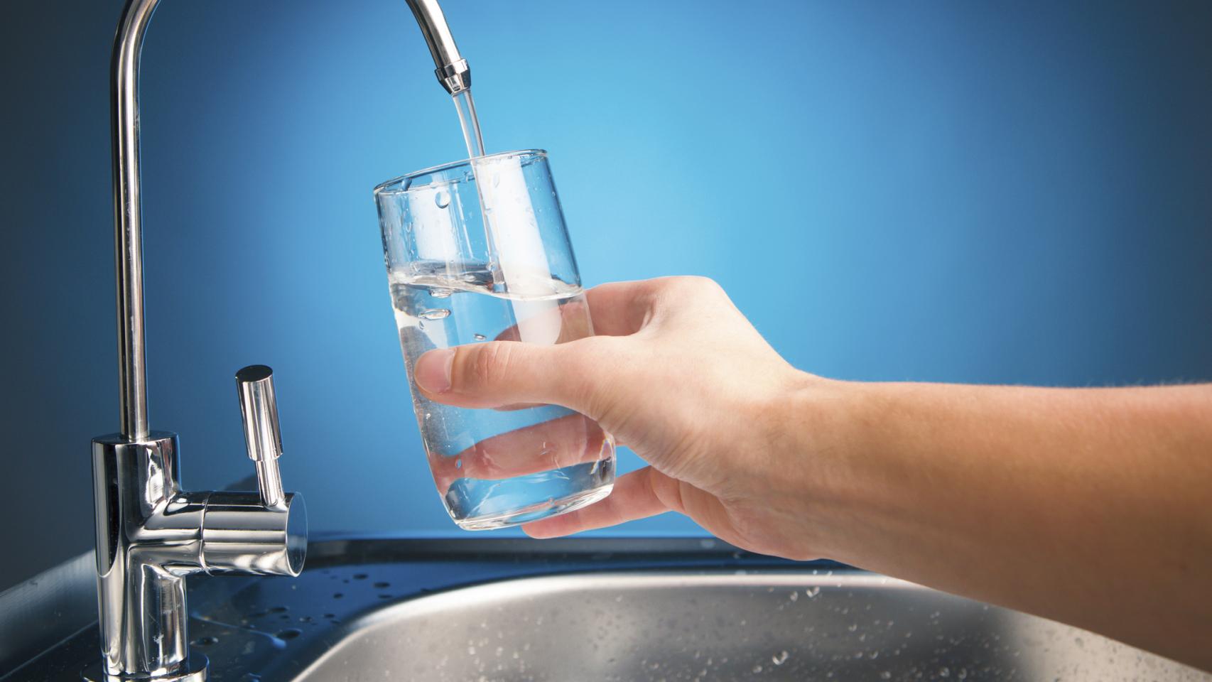 Hay que tener cuidado con el agua del grifo.
