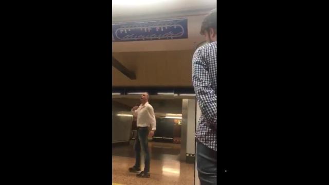 El hombre de ideología Nazi tras ser expulsado del metro.