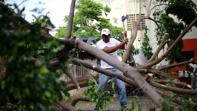 El huracán Irma se aproxima a Florida arrastrando una estela de devastación.