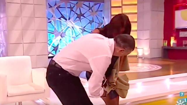 Juan y Medio cortándole el vestido a su compañera en pleno directo televisivo