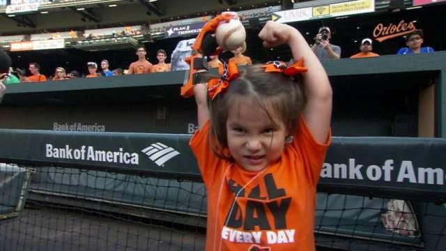 Hailey Dawson a punto de lanzar la bola