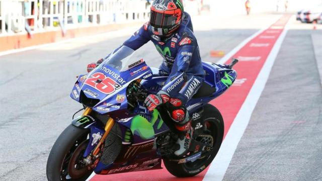 Maverick Viñales, al salir del garaje.