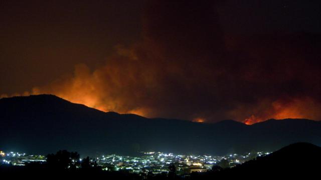 Imagen del incendio tras la localidad de Nerva (Huelva).