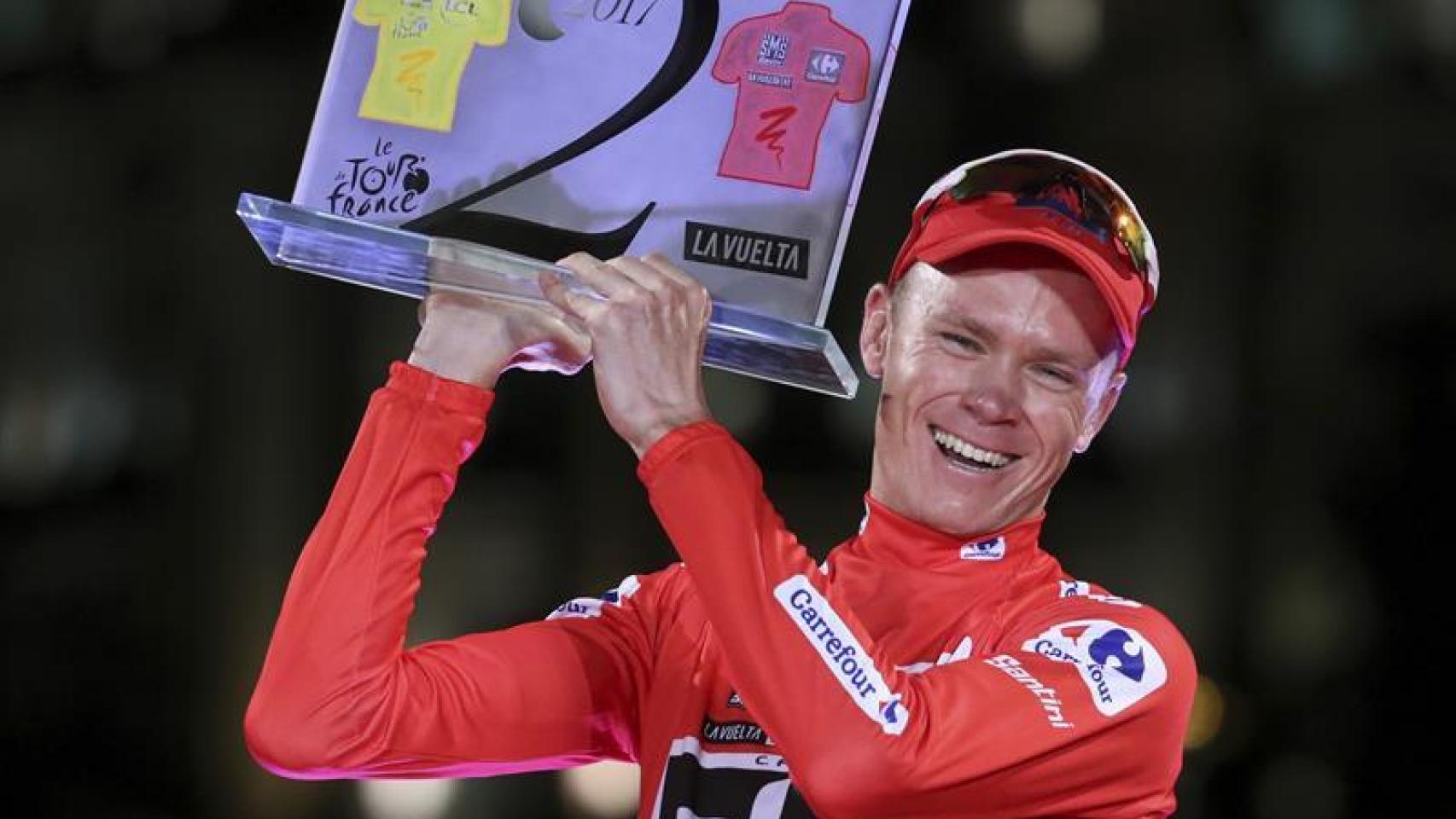 Froome posa con la placa de su doblete.