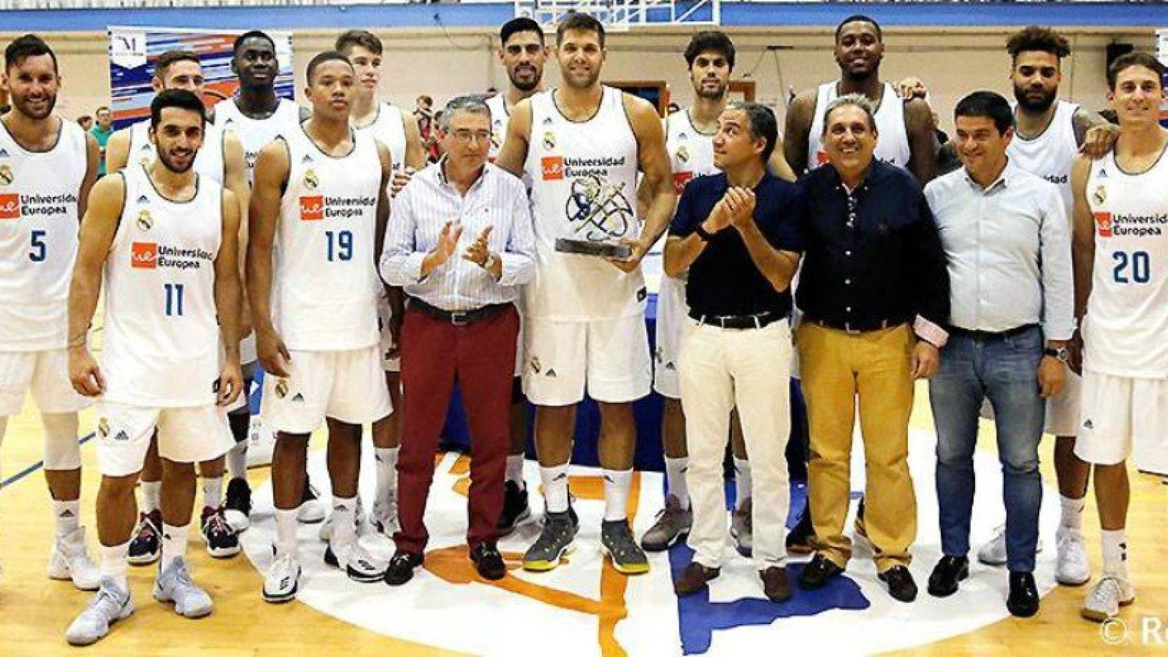 El Real Madrid recogiendo el trofeo de campeón del Torneo Costa del Sol.