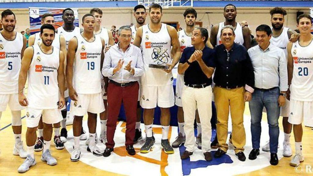 El Real Madrid recogiendo el trofeo de campeón del Torneo Costa del Sol.