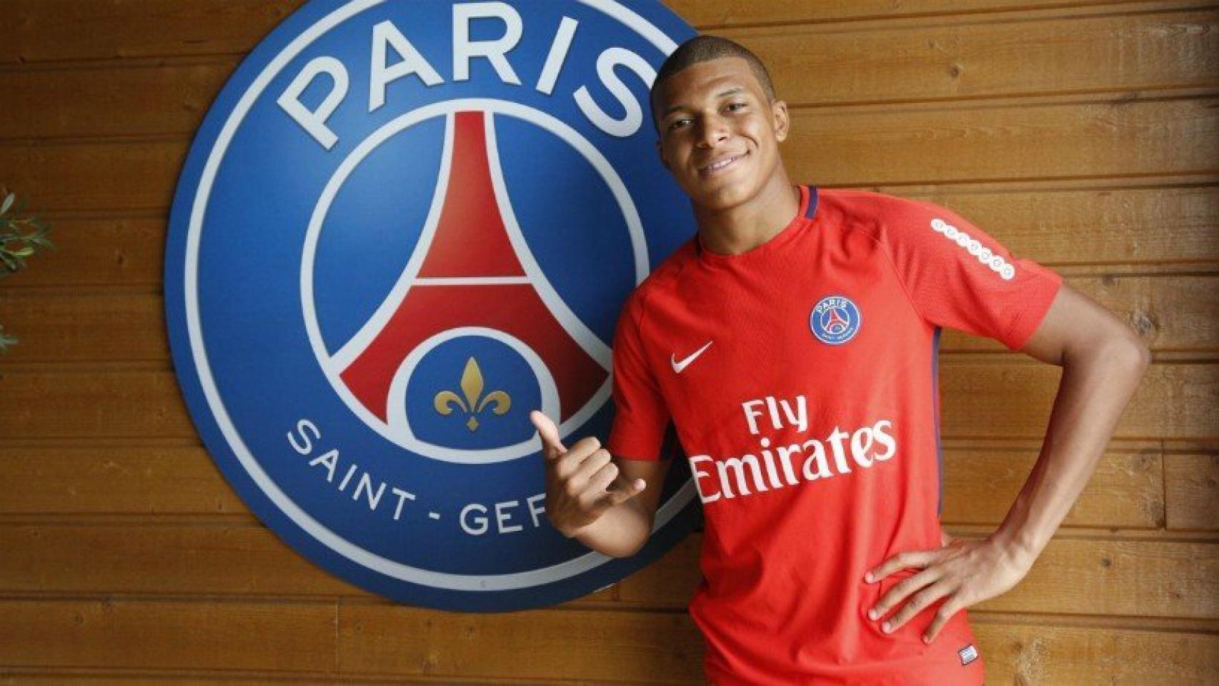 Mbappé posa con el escudo del PSG
