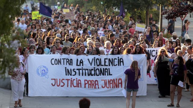 Un instante de la manifestación de apoyo a Juana Rivas en Granada.