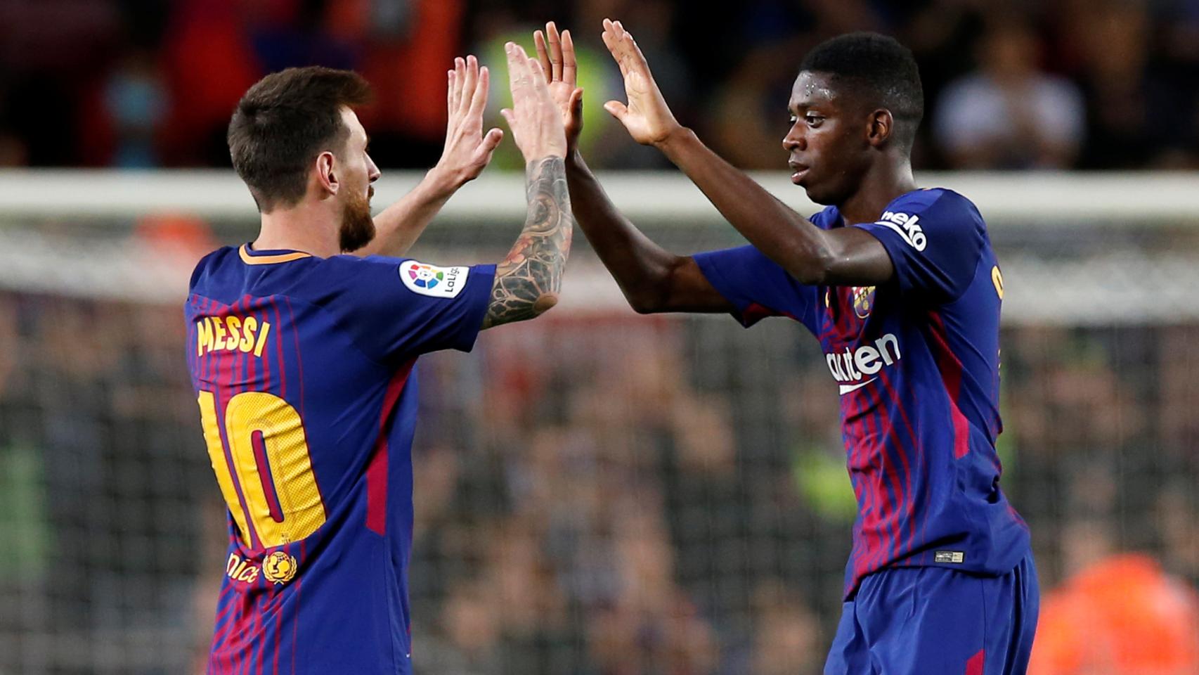 Messi saluda a Dembélé en el último partido del Barcelona.