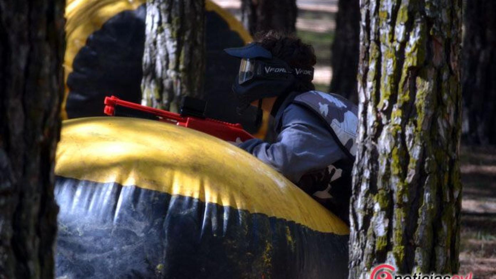 Un joven juega al paintball en una imagen de archivo.