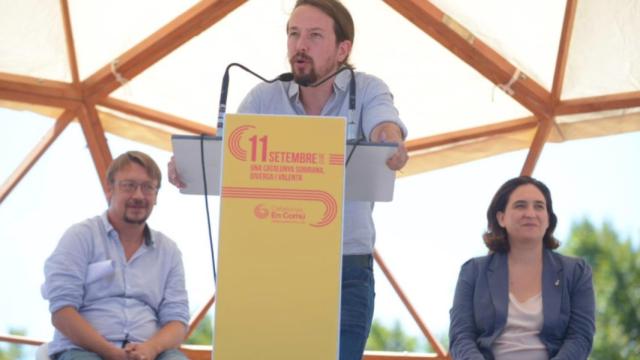 Iglesias, junto a Xavier Domènech, portavoz de En comú Podem, y Ada Colau.