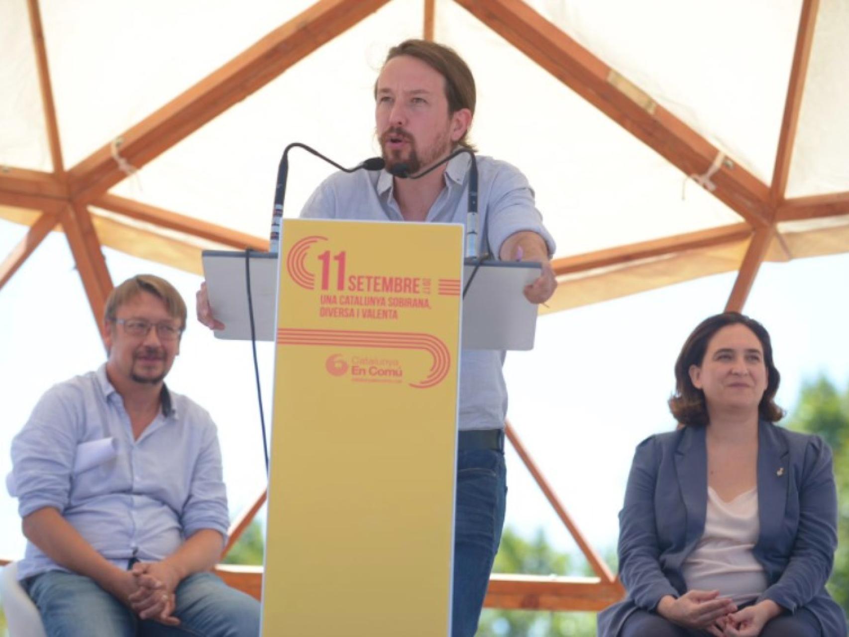 Iglesias, junto a Xavier Domènech, portavoz de En Comú Podem, y Ada Colau.