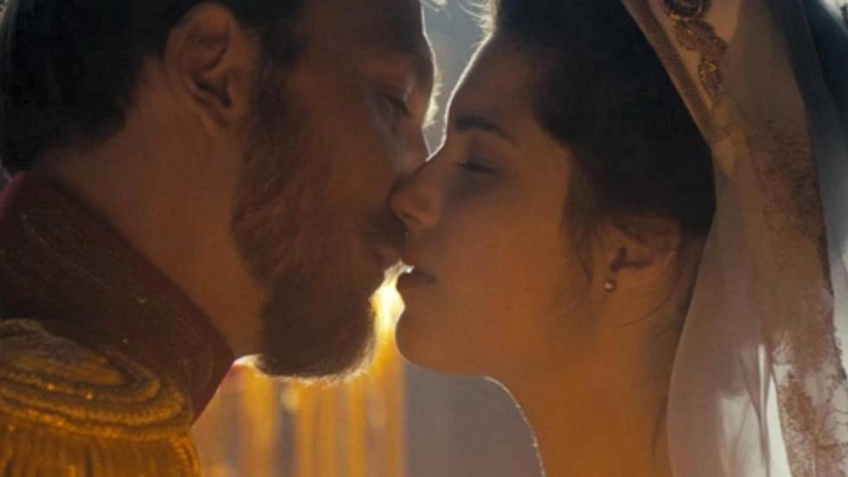 Fotograma de Matilda, en el que el zar Nicolas II besa a la protagonista.